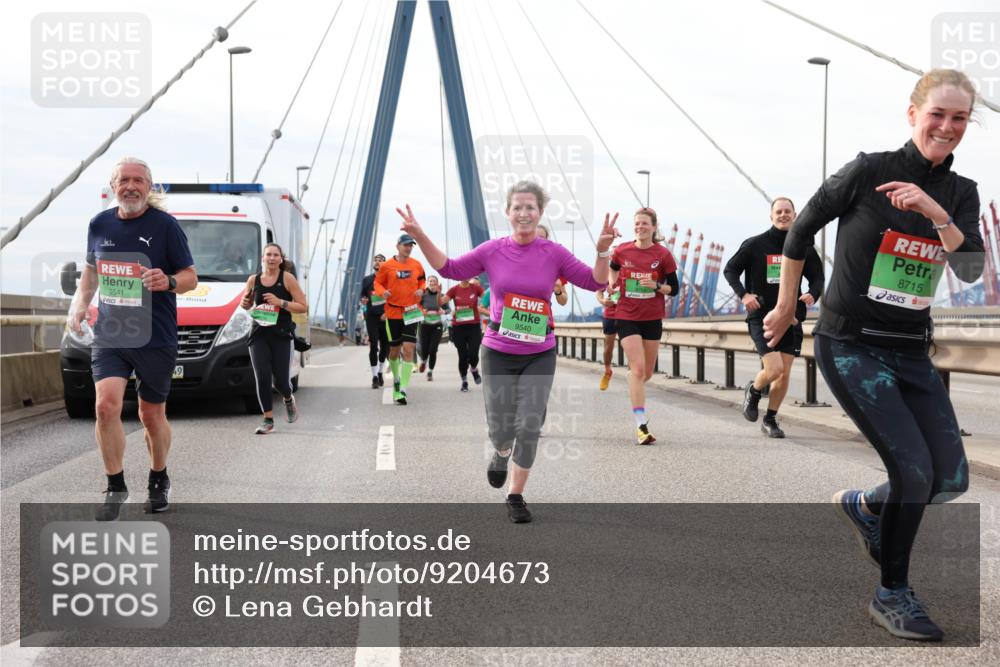 03.10.2025 - Köhlbrandbrückenlauf Lena Gebhardt http://msf.ph/oto/9204673 03.10.2025 15:58:01 Position 2 9541, 49, 9540, 9, 8715 meine-sportfotos.de