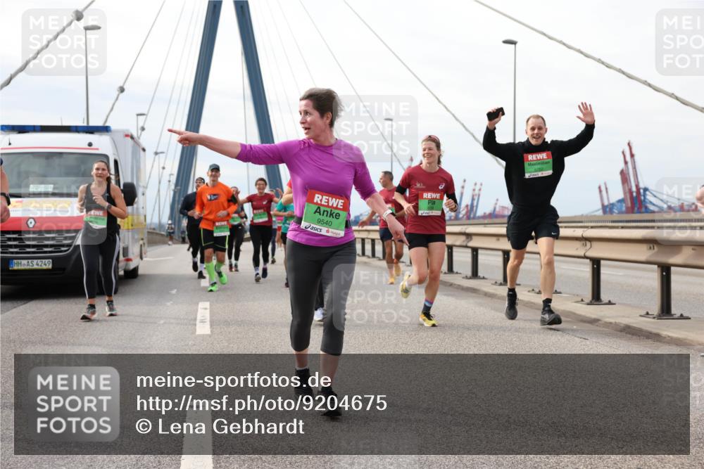 03.10.2025 - Köhlbrandbrückenlauf Lena Gebhardt http://msf.ph/oto/9204675 03.10.2025 15:58:02 Position 2 42, 85, 4249, 9540 meine-sportfotos.de