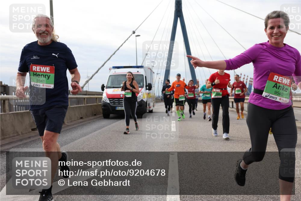 03.10.2025 - Köhlbrandbrückenlauf Lena Gebhardt http://msf.ph/oto/9204678 03.10.2025 15:58:03 Position 2 9541, 9540 meine-sportfotos.de