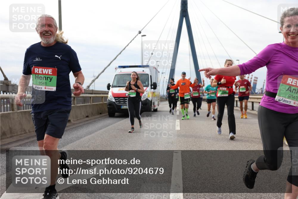 03.10.2025 - Köhlbrandbrückenlauf Lena Gebhardt http://msf.ph/oto/9204679 03.10.2025 15:58:03 Position 2 9541, 9540 meine-sportfotos.de