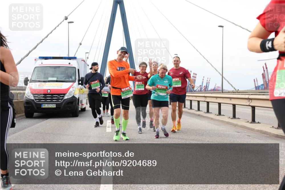 03.10.2025 - Köhlbrandbrückenlauf Lena Gebhardt http://msf.ph/oto/9204689 03.10.2025 15:58:05 Position 2 3, 4249, 9327, 7821 meine-sportfotos.de