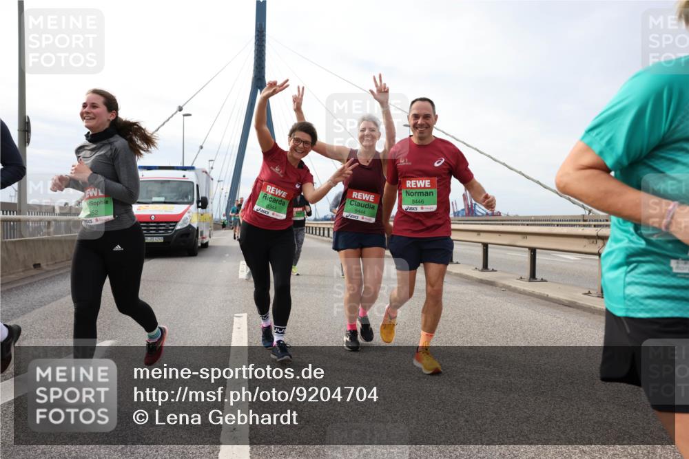 03.10.2025 - Köhlbrandbrückenlauf Lena Gebhardt http://msf.ph/oto/9204704 03.10.2025 15:58:07 Position 2 52, 4249, 8344, 8444, 8446 meine-sportfotos.de