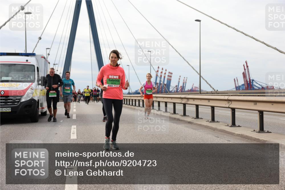 03.10.2025 - Köhlbrandbrückenlauf Lena Gebhardt http://msf.ph/oto/9204723 03.10.2025 15:58:10 Position 2 42, 85, 4249, 8614 meine-sportfotos.de