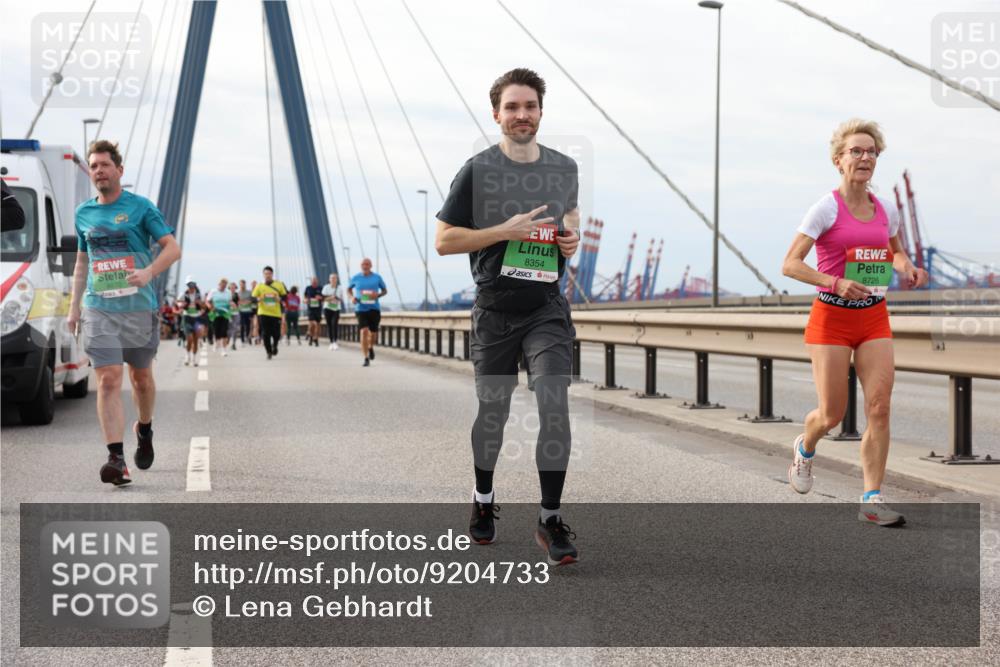 03.10.2025 - Köhlbrandbrückenlauf Lena Gebhardt http://msf.ph/oto/9204733 03.10.2025 15:58:13 Position 2 8570, 8354, 8726 meine-sportfotos.de