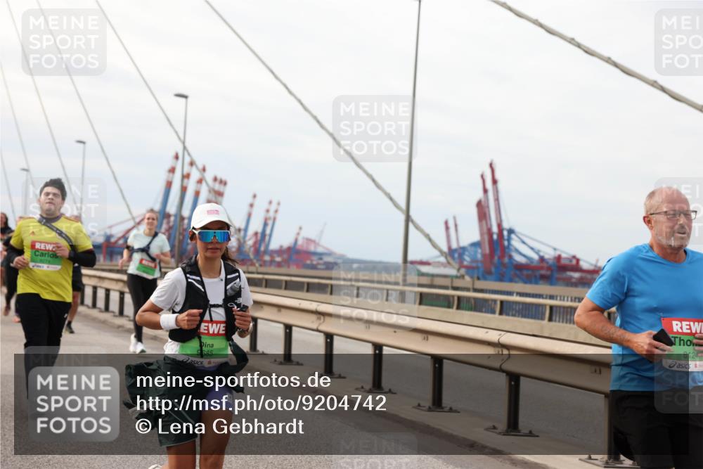 03.10.2025 - Köhlbrandbrückenlauf Lena Gebhardt http://msf.ph/oto/9204742 03.10.2025 15:58:19 Position 2 9685, 8124 meine-sportfotos.de