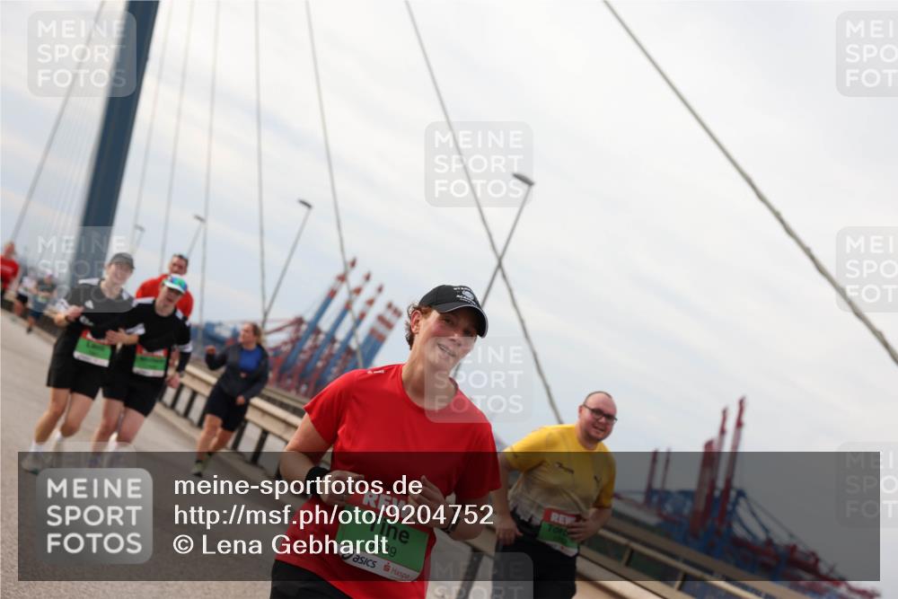 03.10.2025 - Köhlbrandbrückenlauf Lena Gebhardt http://msf.ph/oto/9204752 03.10.2025 15:58:25 Position 2 9639 meine-sportfotos.de