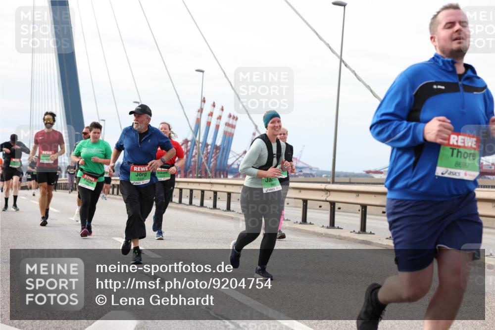 03.10.2025 - Köhlbrandbrückenlauf Lena Gebhardt http://msf.ph/oto/9204754 03.10.2025 15:58:30 Position 2 963, 8699, 2, 9344 meine-sportfotos.de