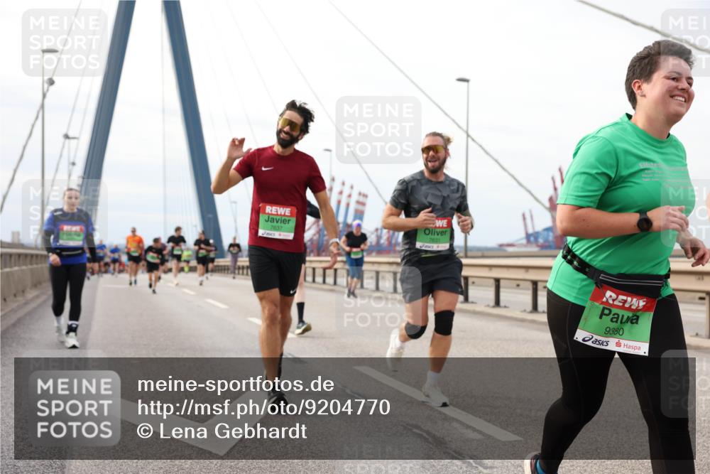 03.10.2025 - Köhlbrandbrückenlauf Lena Gebhardt http://msf.ph/oto/9204770 03.10.2025 15:58:35 Position 2 7637, 7631, 9380 meine-sportfotos.de