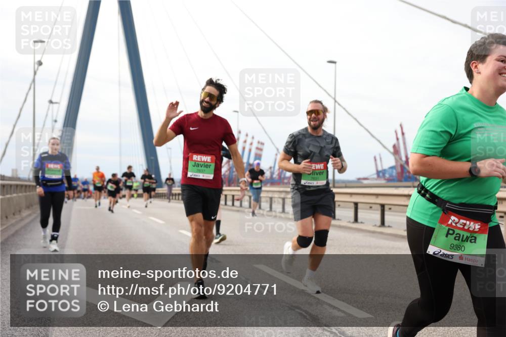 03.10.2025 - Köhlbrandbrückenlauf Lena Gebhardt http://msf.ph/oto/9204771 03.10.2025 15:58:35 Position 2 7637, 7631, 9380 meine-sportfotos.de