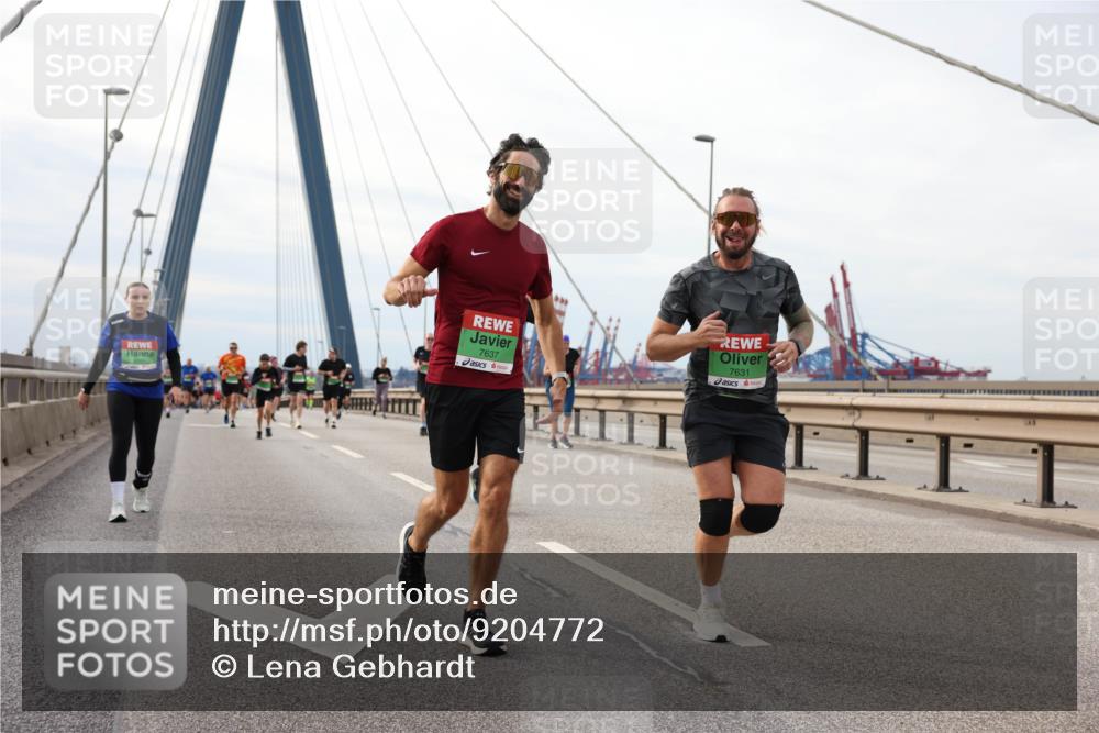 03.10.2025 - Köhlbrandbrückenlauf Lena Gebhardt http://msf.ph/oto/9204772 03.10.2025 15:58:35 Position 2 7637, 7631 meine-sportfotos.de