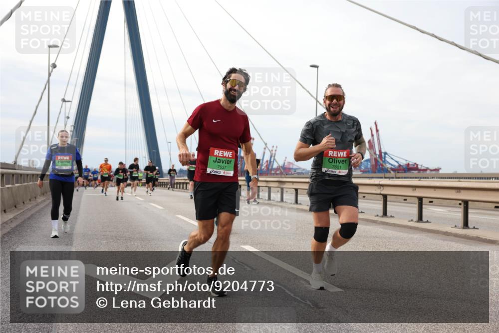 03.10.2025 - Köhlbrandbrückenlauf Lena Gebhardt http://msf.ph/oto/9204773 03.10.2025 15:58:35 Position 2 7637, 7631 meine-sportfotos.de