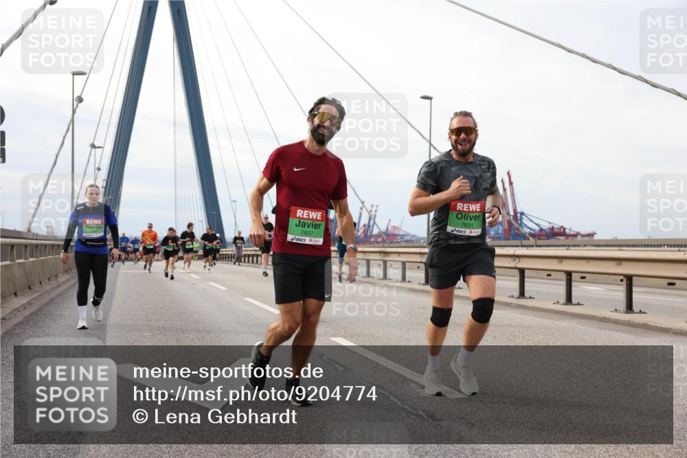 03.10.2025 - Köhlbrandbrückenlauf Lena Gebhardt http://msf.ph/oto/9204774 03.10.2025 15:58:35 Position 2 7637, 7631 meine-sportfotos.de