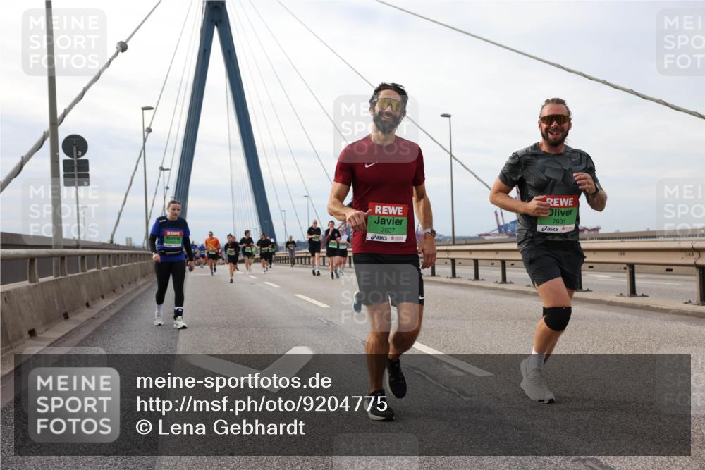 03.10.2025 - Köhlbrandbrückenlauf Lena Gebhardt http://msf.ph/oto/9204775 03.10.2025 15:58:36 Position 2 7637, 7631 meine-sportfotos.de