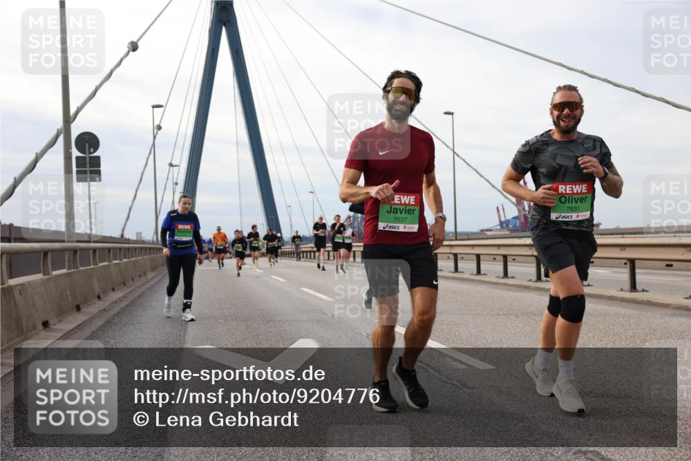 03.10.2025 - Köhlbrandbrückenlauf Lena Gebhardt http://msf.ph/oto/9204776 03.10.2025 15:58:36 Position 2 7637, 7631 meine-sportfotos.de