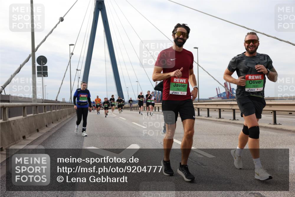 03.10.2025 - Köhlbrandbrückenlauf Lena Gebhardt http://msf.ph/oto/9204777 03.10.2025 15:58:36 Position 2 7637, 7631 meine-sportfotos.de
