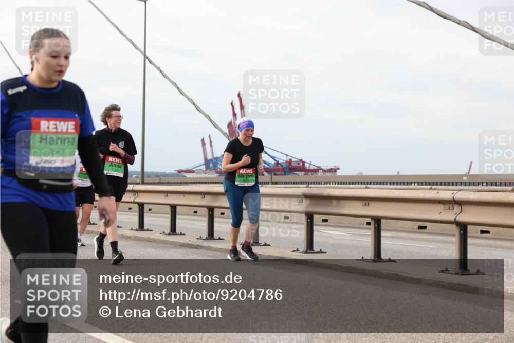 03.10.2025 - Köhlbrandbrückenlauf Lena Gebhardt http://msf.ph/oto/9204786 03.10.2025 15:58:39 Position 2 8567, 7783, 8080 meine-sportfotos.de