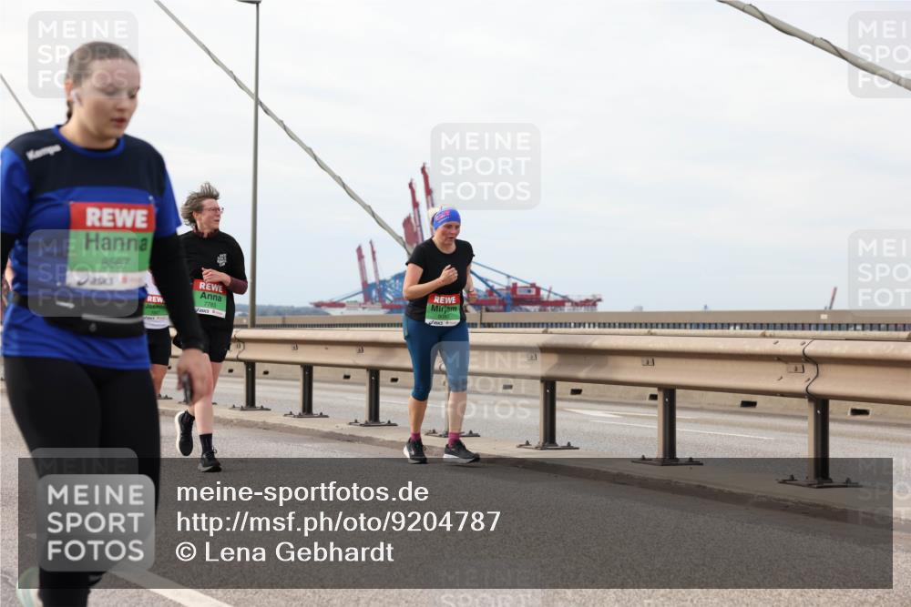 03.10.2025 - Köhlbrandbrückenlauf Lena Gebhardt http://msf.ph/oto/9204787 03.10.2025 15:58:39 Position 2 8567, 7783 meine-sportfotos.de