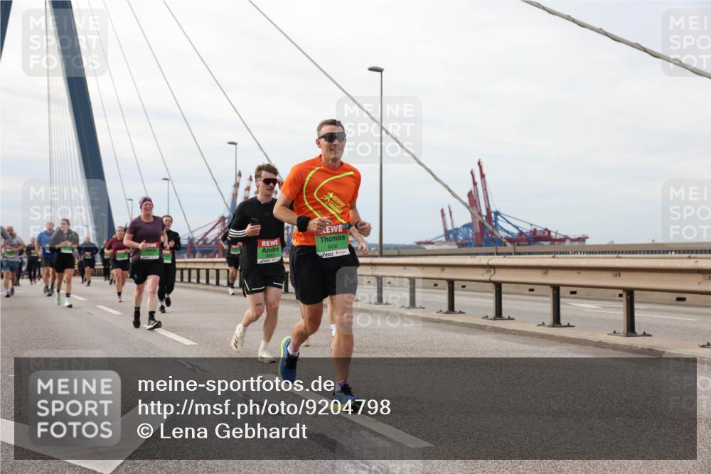 03.10.2025 - Köhlbrandbrückenlauf Lena Gebhardt http://msf.ph/oto/9204798 03.10.2025 15:58:44 Position 2 1998, 8438 meine-sportfotos.de