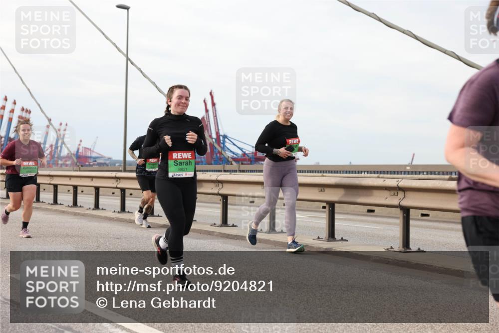 03.10.2025 - Köhlbrandbrückenlauf Lena Gebhardt http://msf.ph/oto/9204821 03.10.2025 15:58:48 Position 2 8821 meine-sportfotos.de