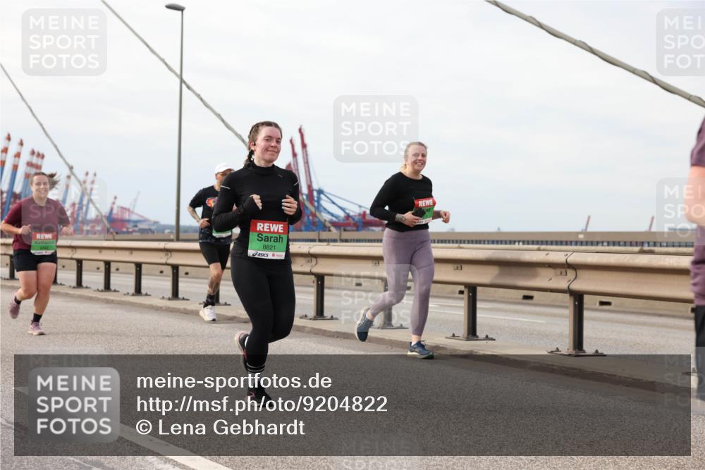 03.10.2025 - Köhlbrandbrückenlauf Lena Gebhardt http://msf.ph/oto/9204822 03.10.2025 15:58:48 Position 2 8821 meine-sportfotos.de