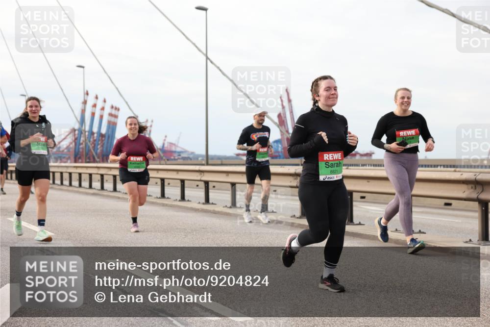03.10.2025 - Köhlbrandbrückenlauf Lena Gebhardt http://msf.ph/oto/9204824 03.10.2025 15:58:48 Position 2 7741, 8821 meine-sportfotos.de