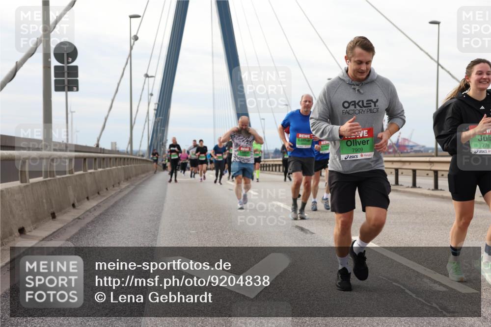 03.10.2025 - Köhlbrandbrückenlauf Lena Gebhardt http://msf.ph/oto/9204838 03.10.2025 15:58:50 Position 2 7909, 7741 meine-sportfotos.de