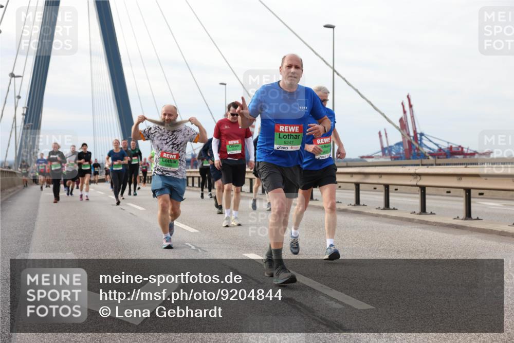 03.10.2025 - Köhlbrandbrückenlauf Lena Gebhardt http://msf.ph/oto/9204844 03.10.2025 15:58:52 Position 2 9247, 9661 meine-sportfotos.de