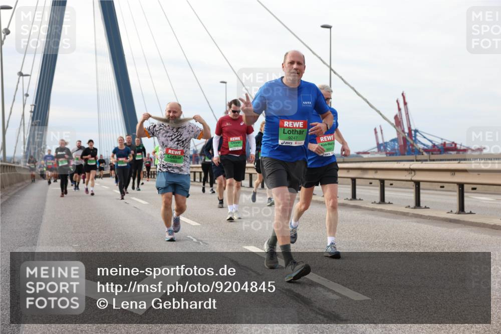 03.10.2025 - Köhlbrandbrückenlauf Lena Gebhardt http://msf.ph/oto/9204845 03.10.2025 15:58:52 Position 2 9247, 9661 meine-sportfotos.de