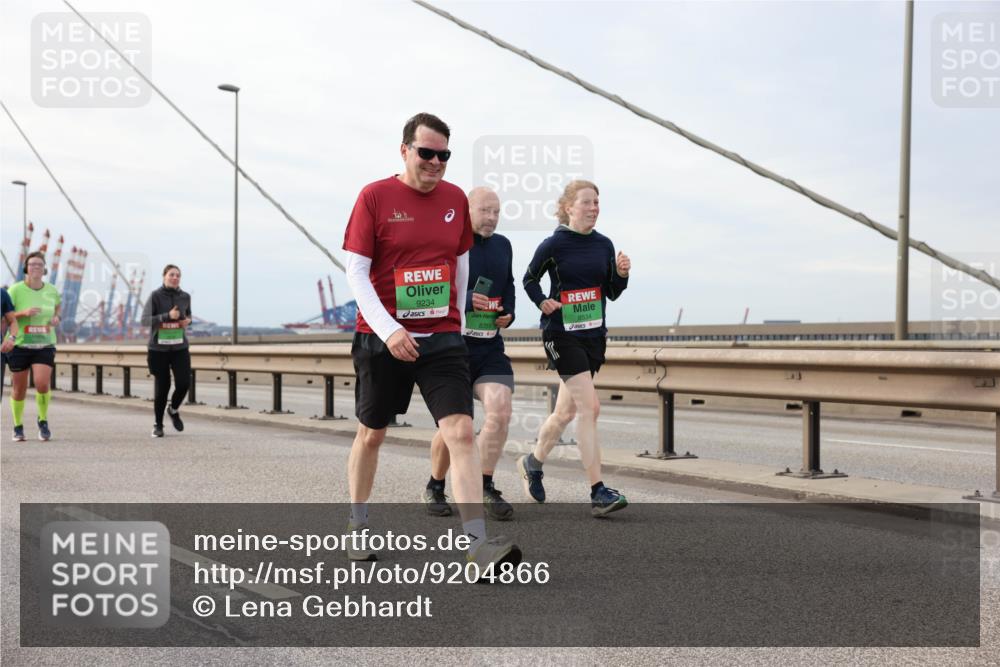 03.10.2025 - Köhlbrandbrückenlauf Lena Gebhardt http://msf.ph/oto/9204866 03.10.2025 15:58:55 Position 2 9234, 8359, 8534 meine-sportfotos.de