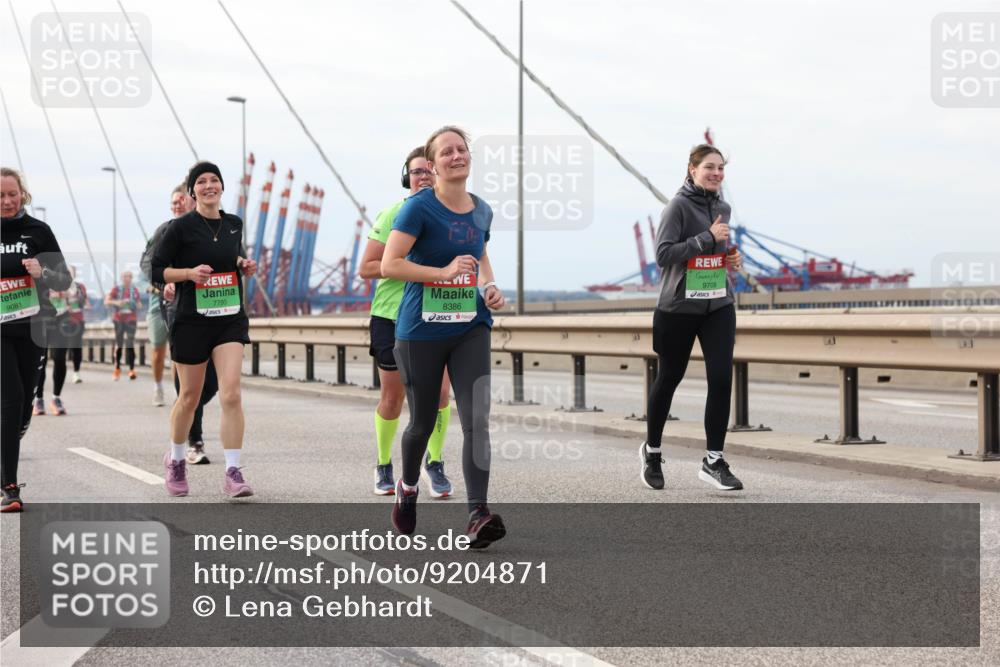03.10.2025 - Köhlbrandbrückenlauf Lena Gebhardt http://msf.ph/oto/9204871 03.10.2025 15:58:57 Position 2 9081, 7793, 9709, 8386 meine-sportfotos.de