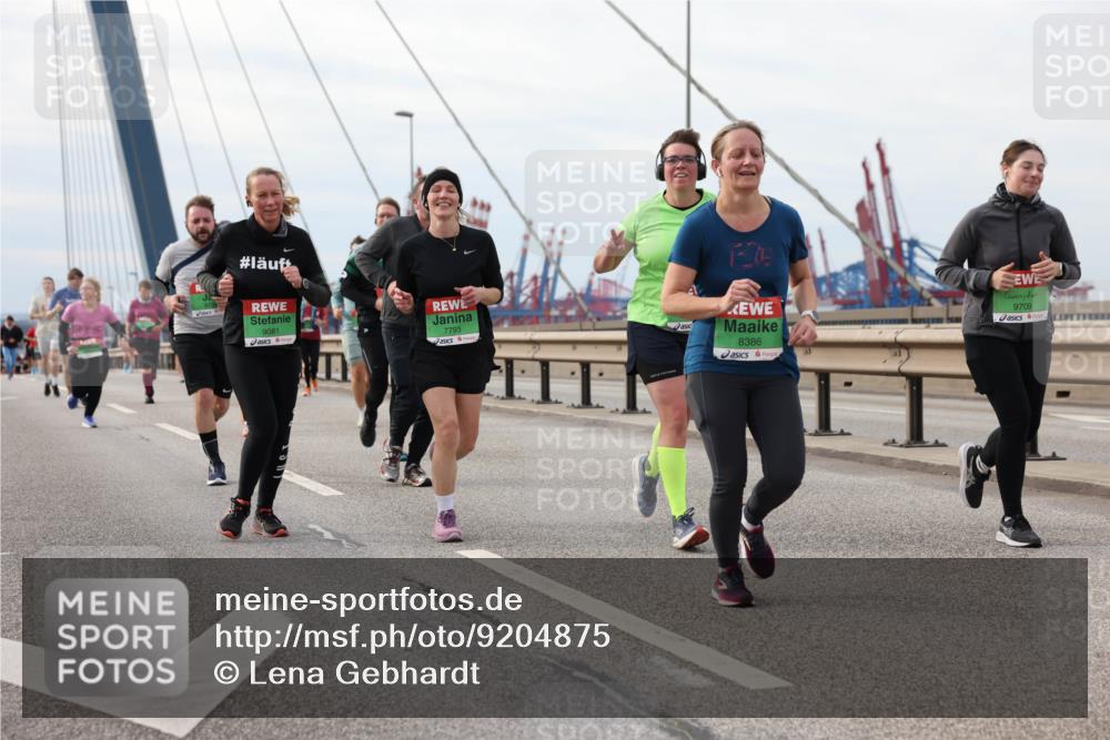 03.10.2025 - Köhlbrandbrückenlauf Lena Gebhardt http://msf.ph/oto/9204875 03.10.2025 15:58:57 Position 2 9081, 7793, 8386, 9709 meine-sportfotos.de