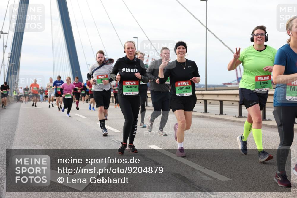 03.10.2025 - Köhlbrandbrückenlauf Lena Gebhardt http://msf.ph/oto/9204879 03.10.2025 15:58:58 Position 2 9081, 7793, 8897, 8 meine-sportfotos.de