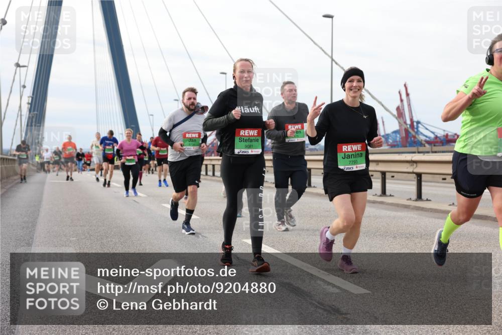03.10.2025 - Köhlbrandbrückenlauf Lena Gebhardt http://msf.ph/oto/9204880 03.10.2025 15:58:58 Position 2 9081, 7793 meine-sportfotos.de