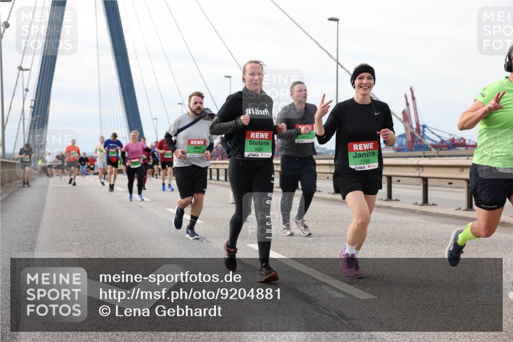 03.10.2025 - Köhlbrandbrückenlauf Lena Gebhardt http://msf.ph/oto/9204881 03.10.2025 15:58:58 Position 2 8734, 9081, 7793 meine-sportfotos.de