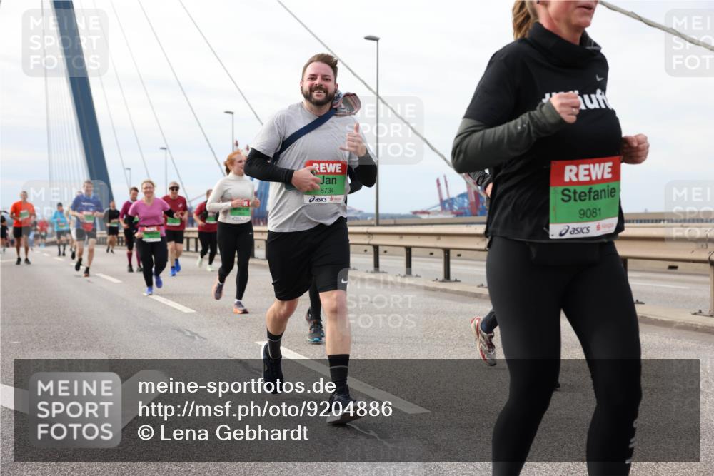 03.10.2025 - Köhlbrandbrückenlauf Lena Gebhardt http://msf.ph/oto/9204886 03.10.2025 15:59:00 Position 2 8734, 9081 meine-sportfotos.de