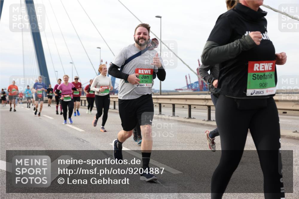 03.10.2025 - Köhlbrandbrückenlauf Lena Gebhardt http://msf.ph/oto/9204887 03.10.2025 15:59:00 Position 2 8734, 9081 meine-sportfotos.de