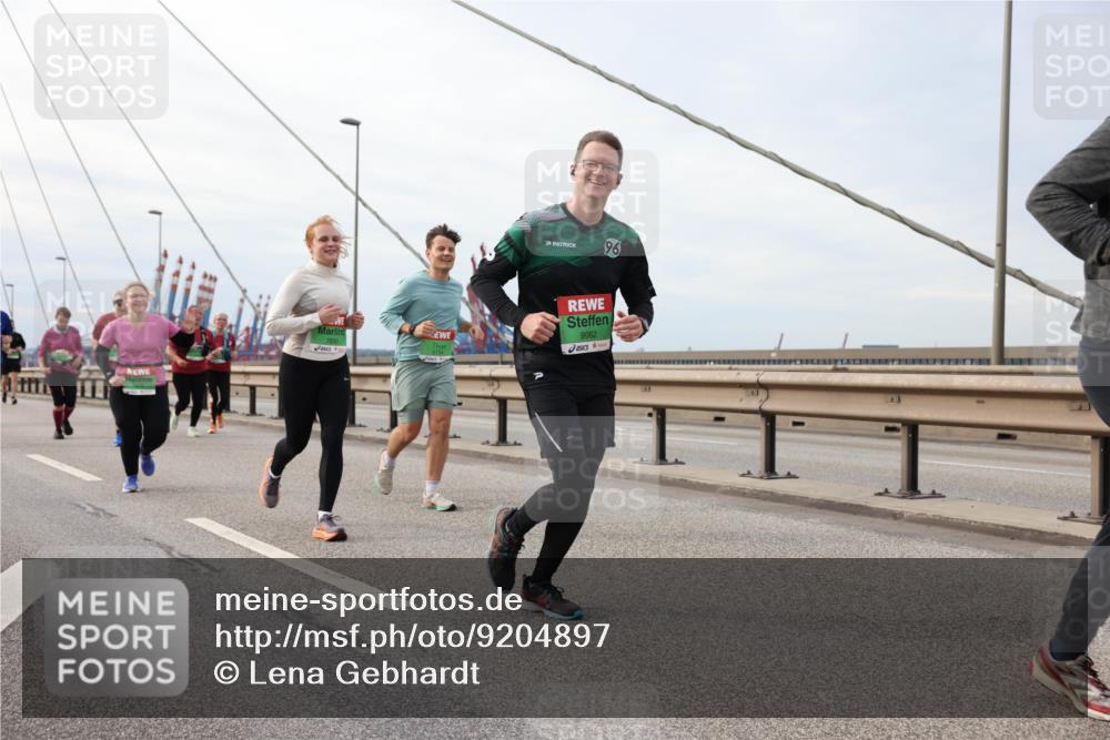 03.10.2025 - Köhlbrandbrückenlauf Lena Gebhardt http://msf.ph/oto/9204897 03.10.2025 15:59:01 Position 2 9062 meine-sportfotos.de