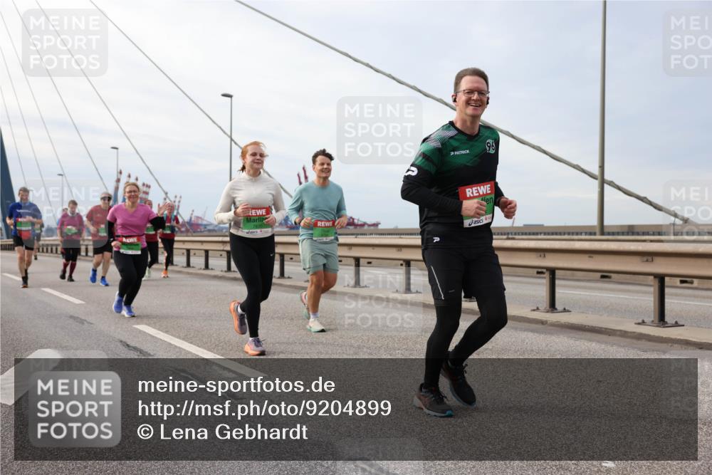 03.10.2025 - Köhlbrandbrückenlauf Lena Gebhardt http://msf.ph/oto/9204899 03.10.2025 15:59:01 Position 2  meine-sportfotos.de