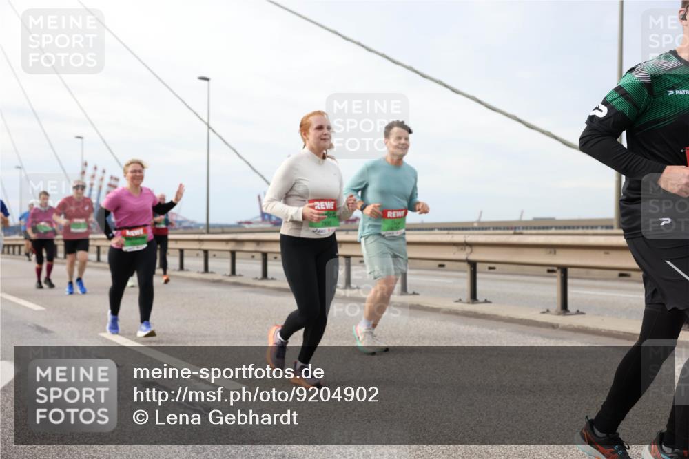 03.10.2025 - Köhlbrandbrückenlauf Lena Gebhardt http://msf.ph/oto/9204902 03.10.2025 15:59:02 Position 2  meine-sportfotos.de