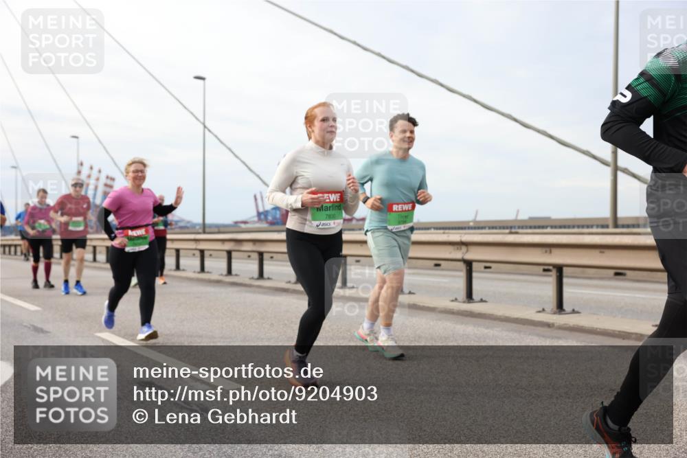 03.10.2025 - Köhlbrandbrückenlauf Lena Gebhardt http://msf.ph/oto/9204903 03.10.2025 15:59:02 Position 2 7830 meine-sportfotos.de