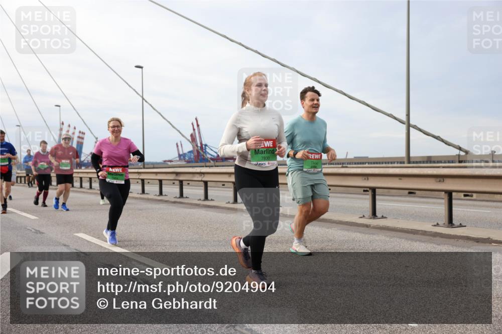 03.10.2025 - Köhlbrandbrückenlauf Lena Gebhardt http://msf.ph/oto/9204904 03.10.2025 15:59:02 Position 2 7830 meine-sportfotos.de