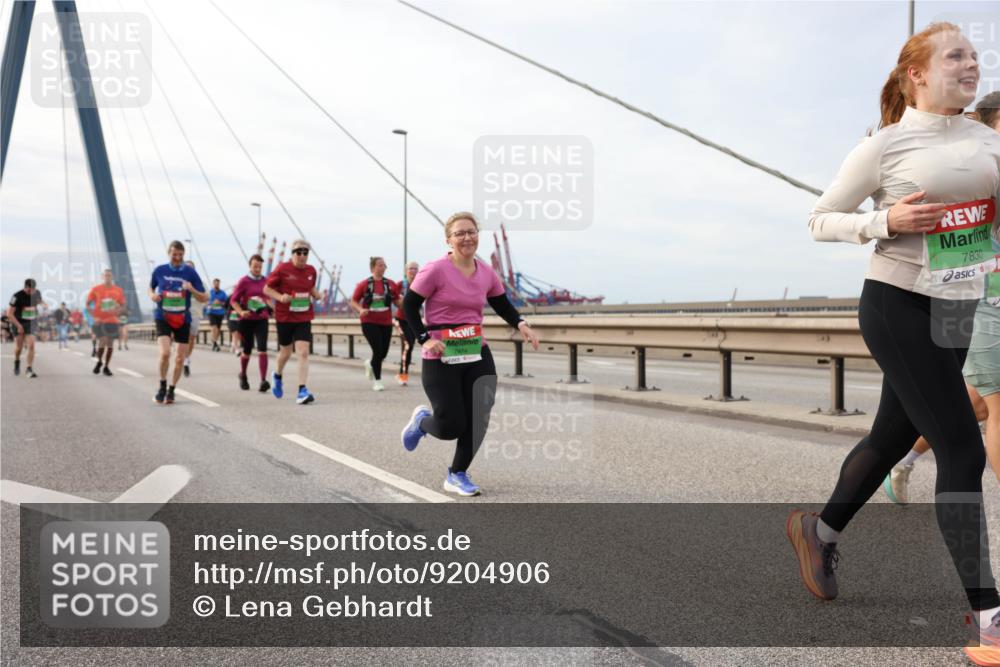 03.10.2025 - Köhlbrandbrückenlauf Lena Gebhardt http://msf.ph/oto/9204906 03.10.2025 15:59:03 Position 2 7474, 7830 meine-sportfotos.de