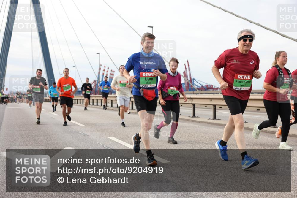 03.10.2025 - Köhlbrandbrückenlauf Lena Gebhardt http://msf.ph/oto/9204919 03.10.2025 15:59:05 Position 2 8526, 8673, 8879, 8525 meine-sportfotos.de