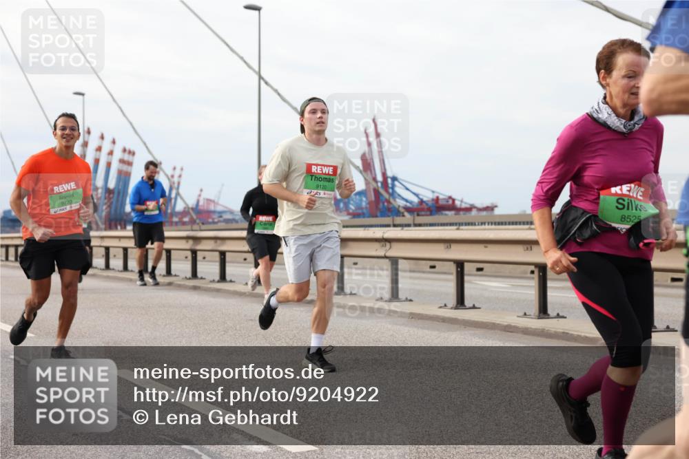 03.10.2025 - Köhlbrandbrückenlauf Lena Gebhardt http://msf.ph/oto/9204922 03.10.2025 15:59:06 Position 2 9723, 9120, 8525 meine-sportfotos.de