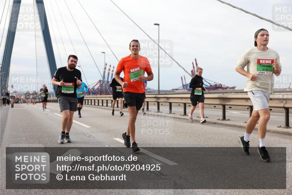 03.10.2025 - Köhlbrandbrückenlauf Lena Gebhardt http://msf.ph/oto/9204925 03.10.2025 15:59:07 Position 2 9121, 9723, 9120 meine-sportfotos.de
