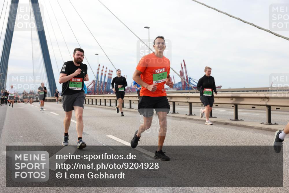 03.10.2025 - Köhlbrandbrückenlauf Lena Gebhardt http://msf.ph/oto/9204928 03.10.2025 15:59:08 Position 2 9121, 9723 meine-sportfotos.de