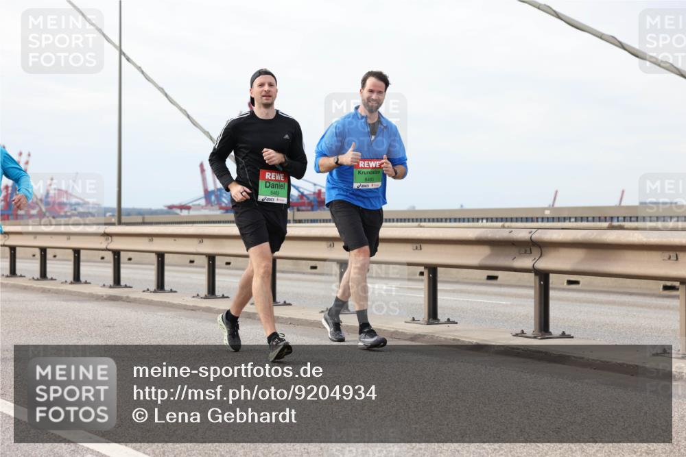 03.10.2025 - Köhlbrandbrückenlauf Lena Gebhardt http://msf.ph/oto/9204934 03.10.2025 15:59:10 Position 2 8462, 8463 meine-sportfotos.de