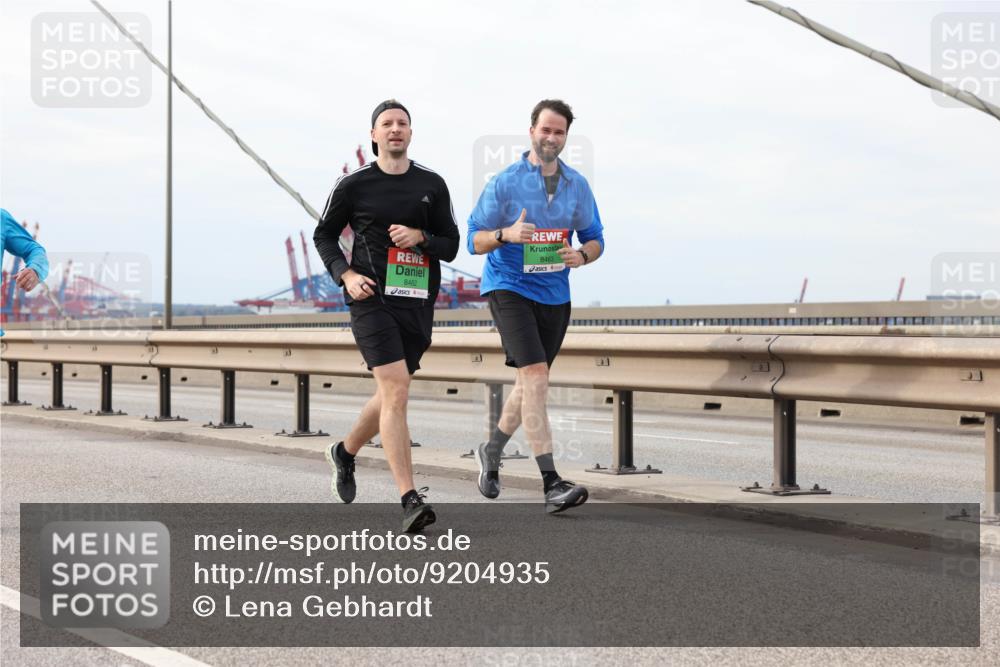 03.10.2025 - Köhlbrandbrückenlauf Lena Gebhardt http://msf.ph/oto/9204935 03.10.2025 15:59:10 Position 2 8463, 8462 meine-sportfotos.de