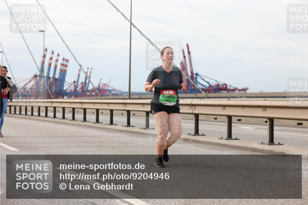 03.10.2025 - Köhlbrandbrückenlauf Lena Gebhardt http://msf.ph/oto/9204946 03.10.2025 15:59:13 Position 2 9094 meine-sportfotos.de