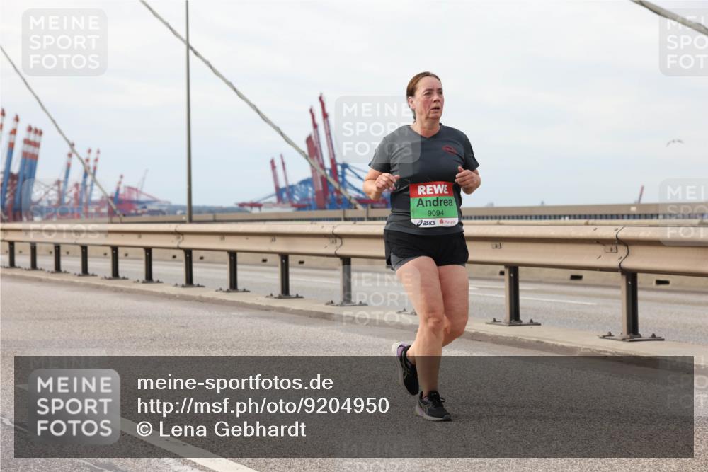 03.10.2025 - Köhlbrandbrückenlauf Lena Gebhardt http://msf.ph/oto/9204950 03.10.2025 15:59:14 Position 2 9094 meine-sportfotos.de
